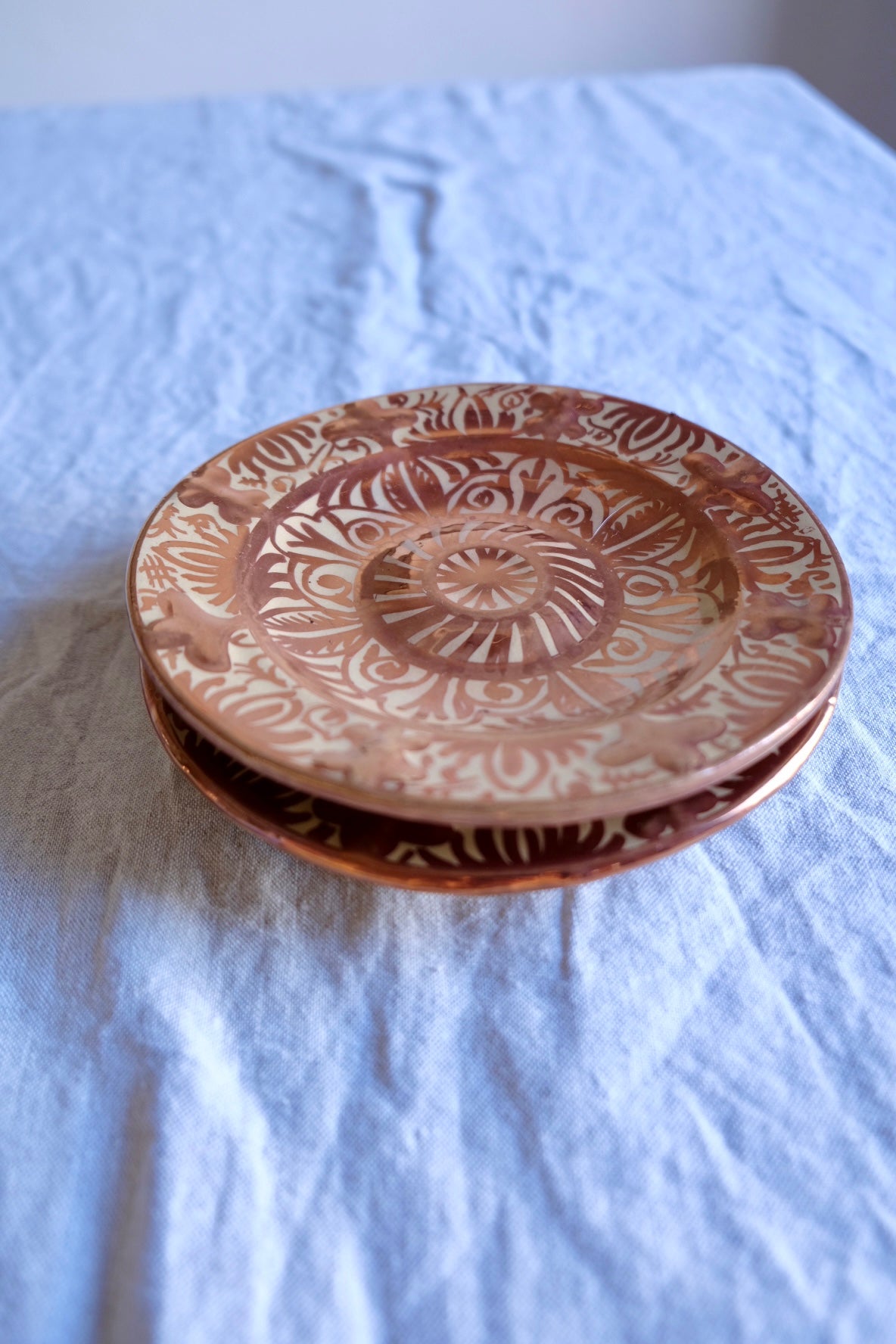 Pair of Manises metallic plates