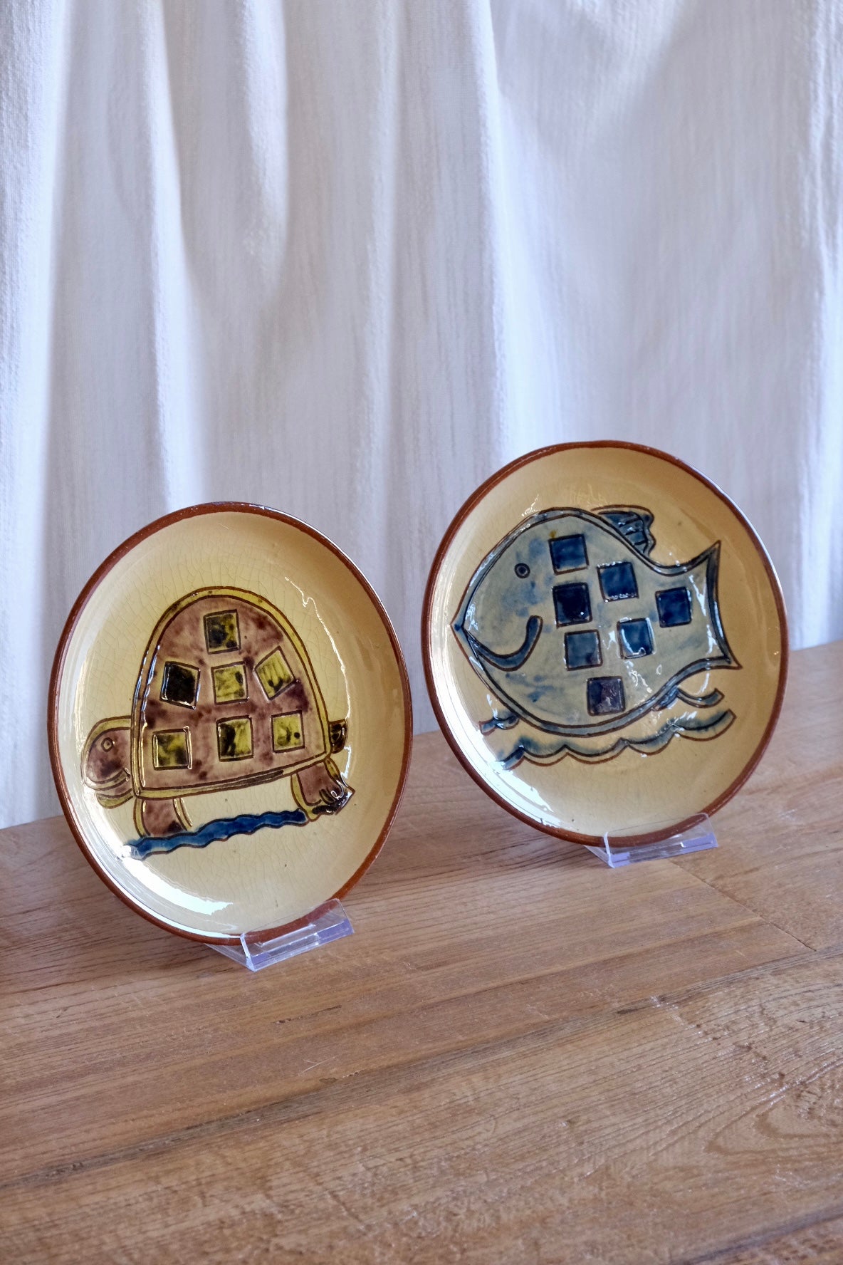 Pair of animal Vilà Clara Clara plates, Spain