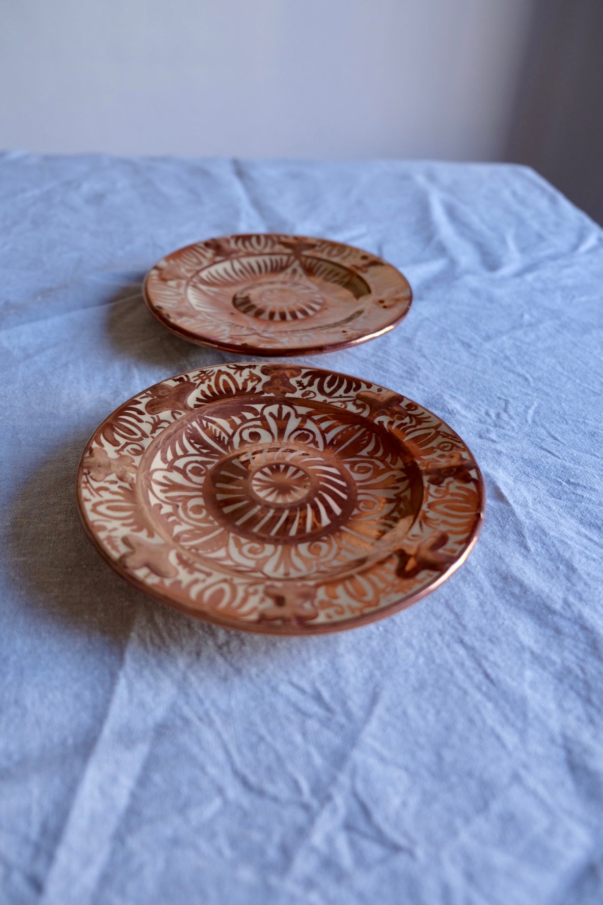 Pair of Manises metallic plates