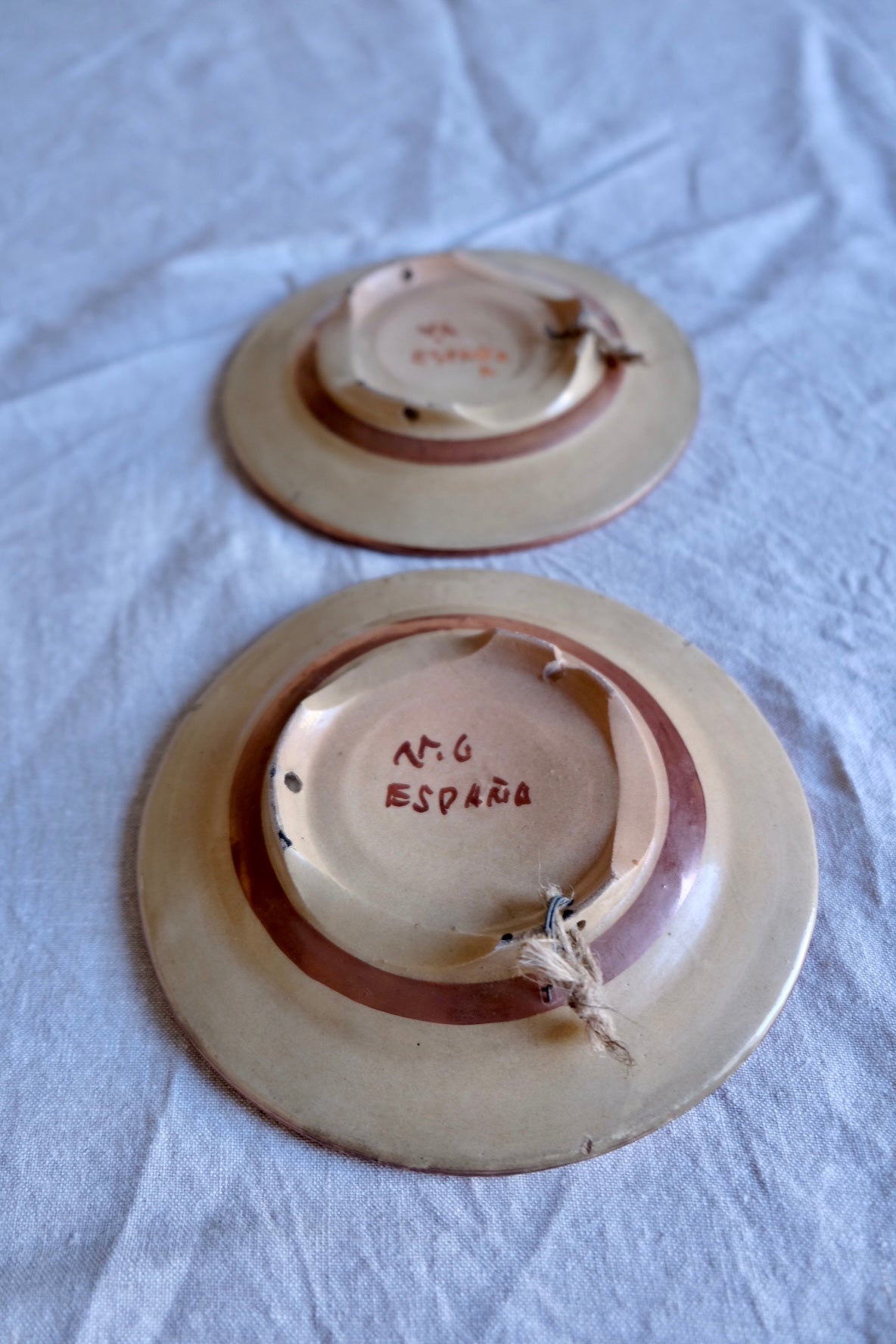 Pair of Manises metallic plates