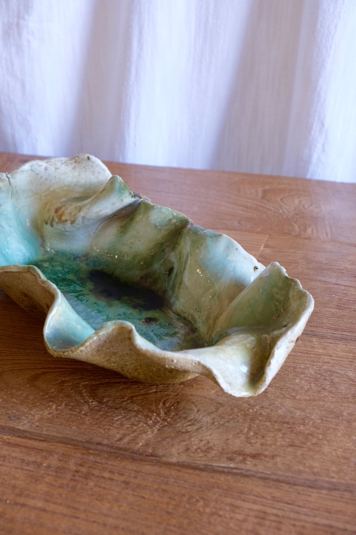 Contorted wavy bowl