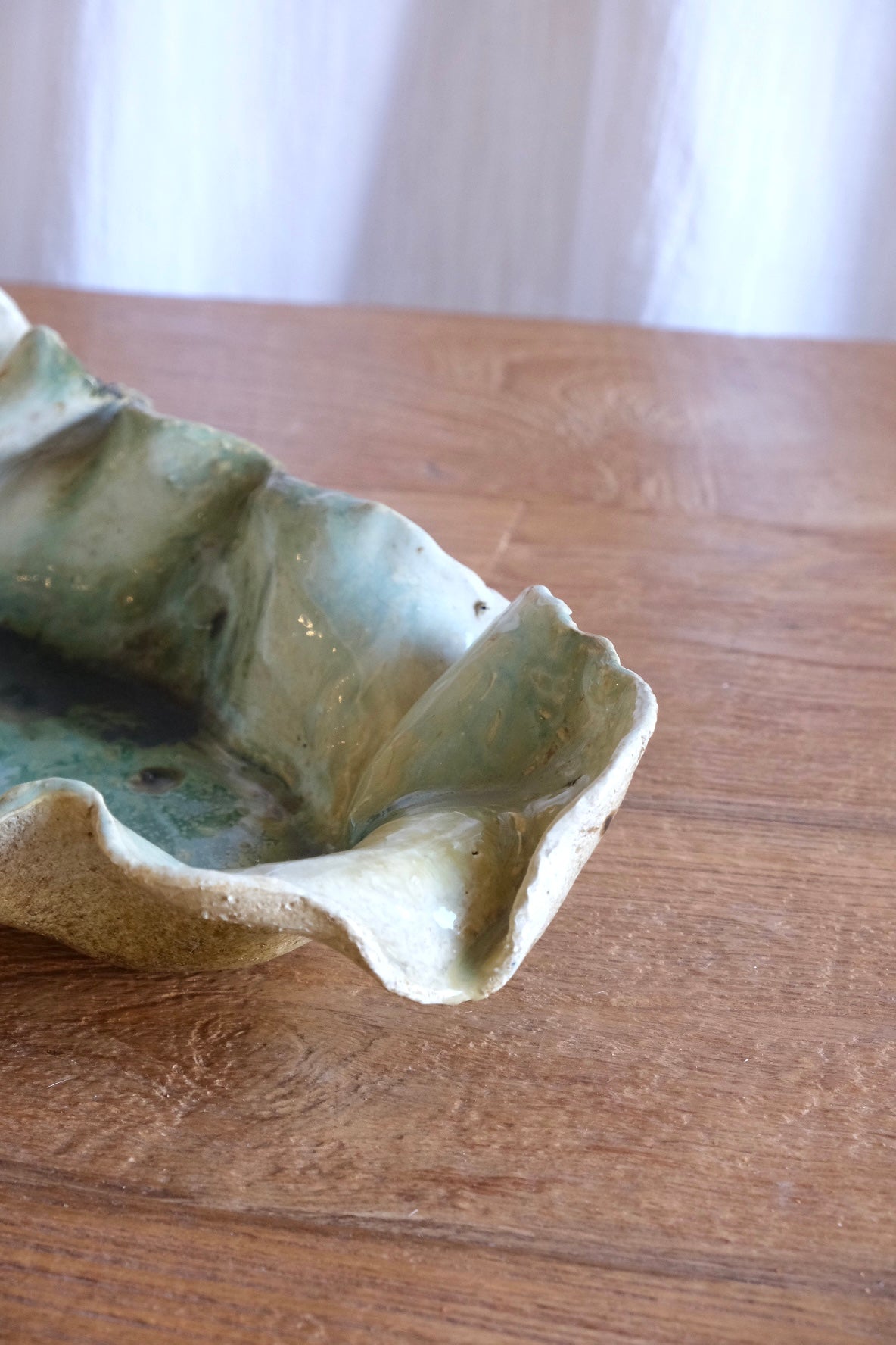 Contorted wavy bowl